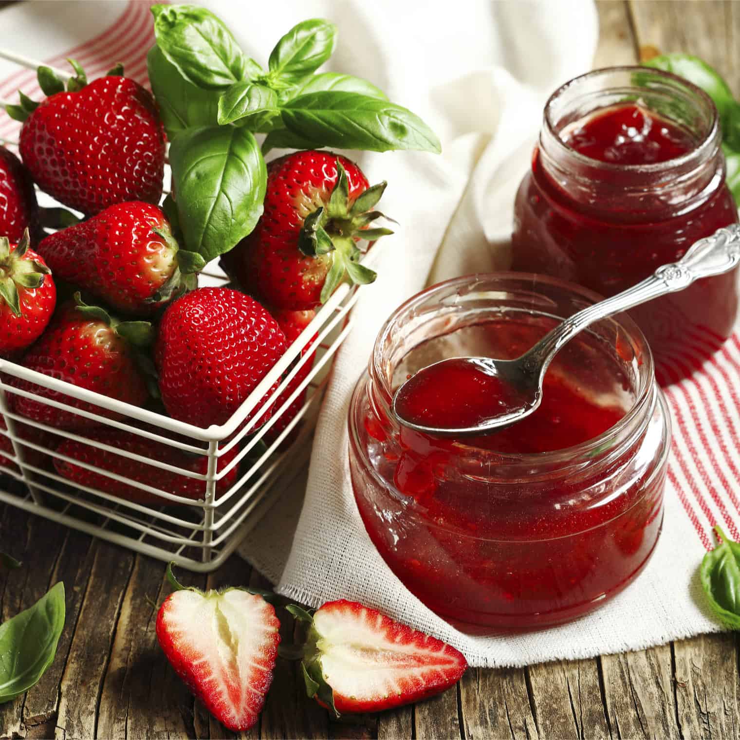 Erdbeerkonfitüre mit Basilikum triangle Rezept